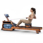 Rudergerät Wasser für zuhause, Massivholz, Wasserwiderstand, mit 16 Turbinenblättern, Bluetooth App kompatibel, LED Knob-Display, 120 kg belastbar, vertikal verstaubar, ergonomischer Sitz, WRX500